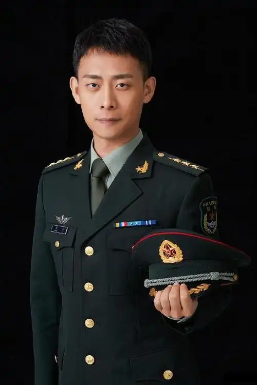 十年的军旅生活,让他在演绎军人的时候惟妙惟肖.