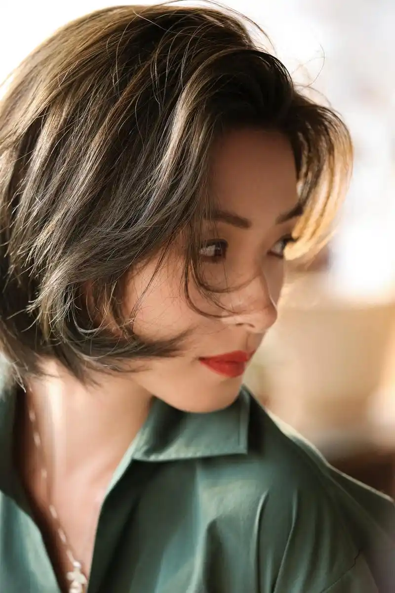 万茜黄色短发干练写真