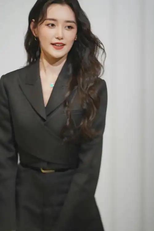 蒋依依活动生图,黑西装77长卷发造型……__财经头条