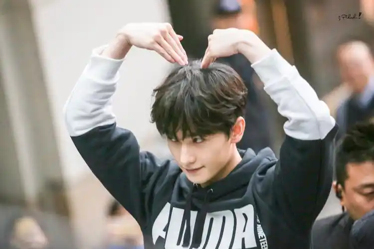 杨洋有哪些笑得特别干净好看的照片? - 知乎