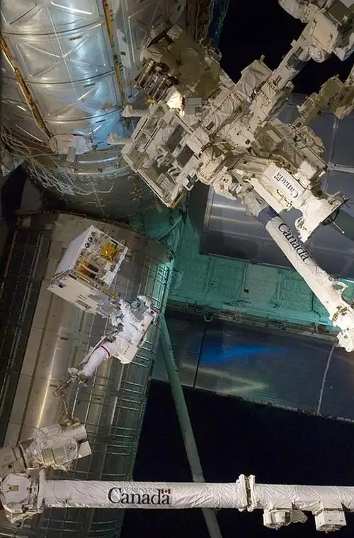 nasa发布宇航员拍摄的太空实景以及生活照,重现影片《地心引力》的