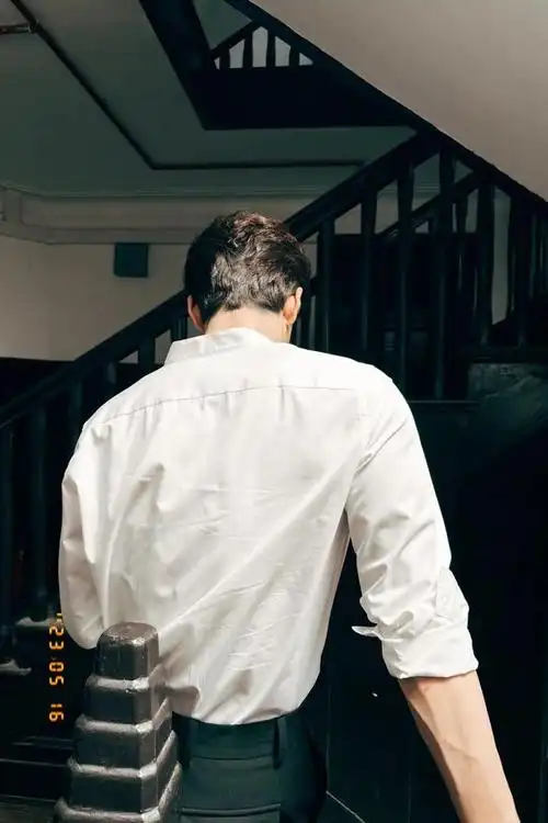 crush只出一个背影就赢了