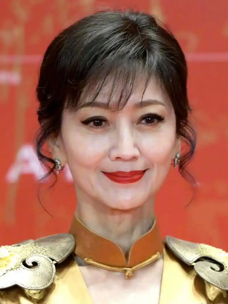 赵雅芝年轻40岁,赢麻了!