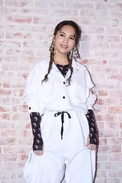 杨丞琳35岁身材好麻花辫发型配连体裤束腰设计秀出巴掌腰