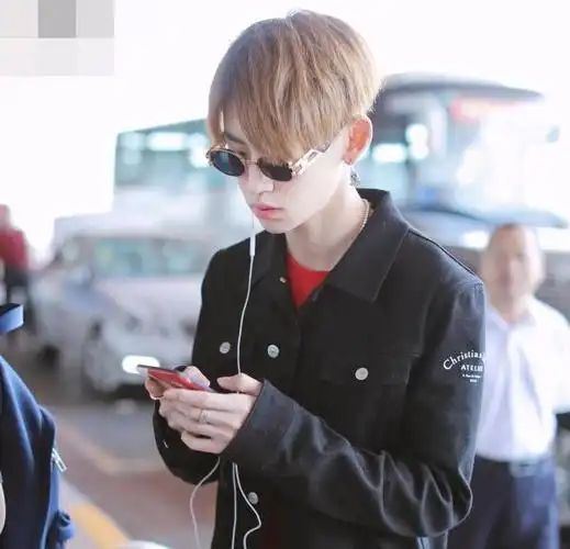 小鬼现身机场,"中分造型"酷似justin,粉丝:怀念脏辫