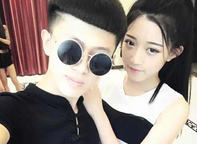 "21岁资产过亿,粉丝差点超越散打哥",某网红盛赞小伊伊老公