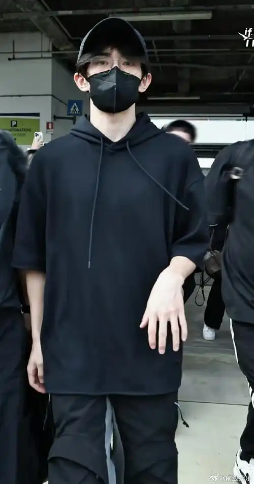 易烊千玺真的算得上是个好演员,用心磨练演技,在开拍前会照镜子找状态