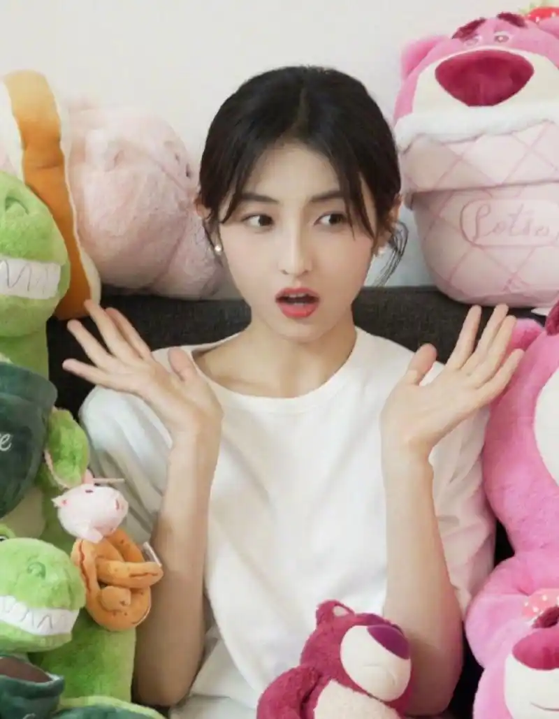 张子枫在家抱着一堆玩偶拍照,干净的妆容让她看起来特别有元气,虽说