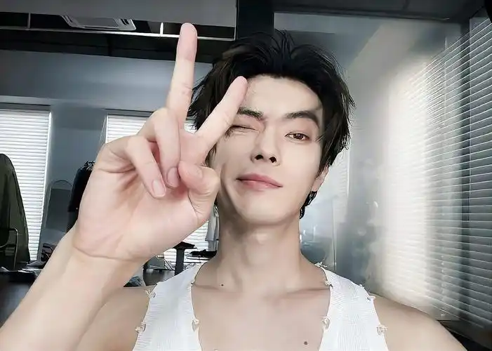 许凯帅气男士比心微笑自拍照