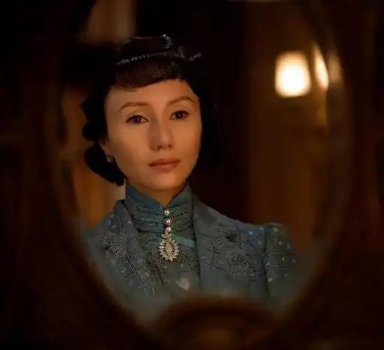 袁泉挑战了风情万种的电影明星吴小姐,尽管对比几年前的《大上海》,她