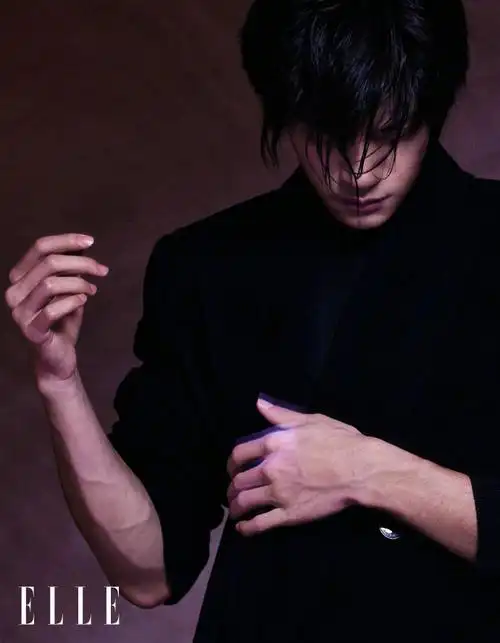 易烊千玺x@elle三月刊封面  当时尚与个性交织,少年@tfboys-易烊千玺