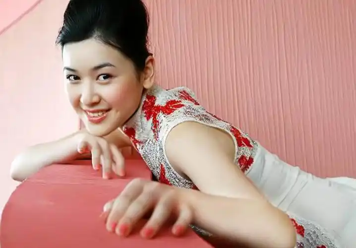 回顾黄海冰妻子甄锡嫁大12岁丈夫5年生一双儿女越活越美丽