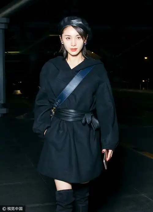 2018春夏巴黎时装周:王子文dior马鞍包 连帽毛呢裙 带贝雷帽摩登