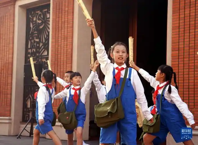 10月1日,小学生们在中共一大纪念馆前表演《卖报歌》.
