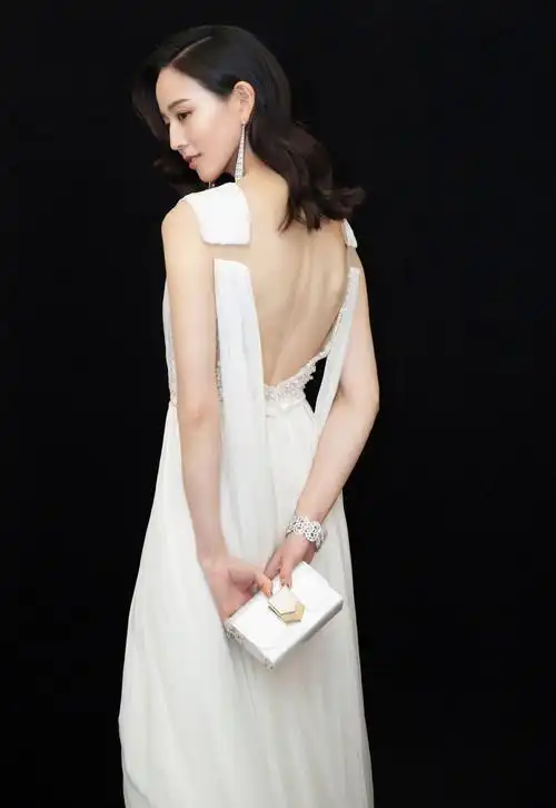 张钧甯深v长裙出席活动,氧气女神性感变身,侧颜杀太撩人了!