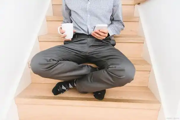 "二郎腿"是指一种特殊的坐姿,即两腿交叉而坐,脚掌搁在对方