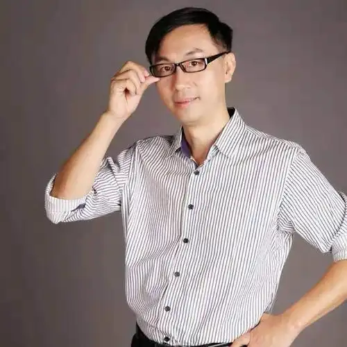 在饭桌上,还有另外一个男人,那就是有着"棋坛少帅"美誉的围棋九段郑弘