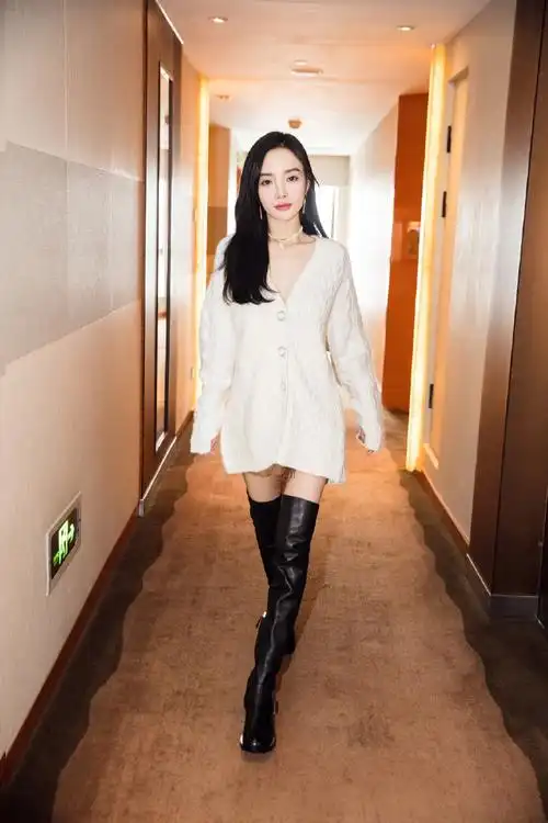 李小璐携女周末滑雪8岁甜馨身高已过妈妈肩母女看着更像姐妹