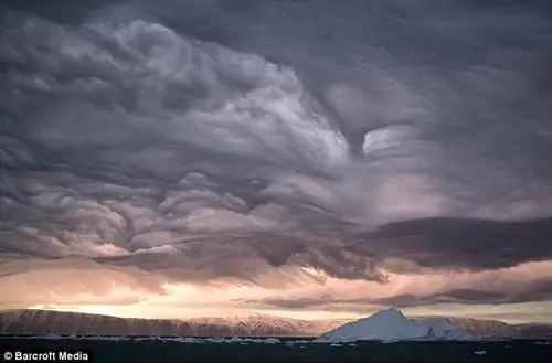 格陵兰岛天空现"末世景象" 如电影画面(图)