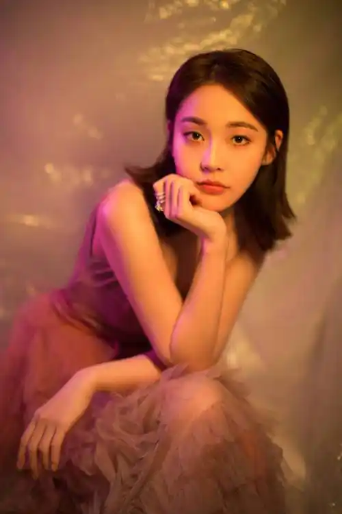 张佳宁在如懿传中饰演海兰,她的演技非常好,而且长相也很漂亮,是一个