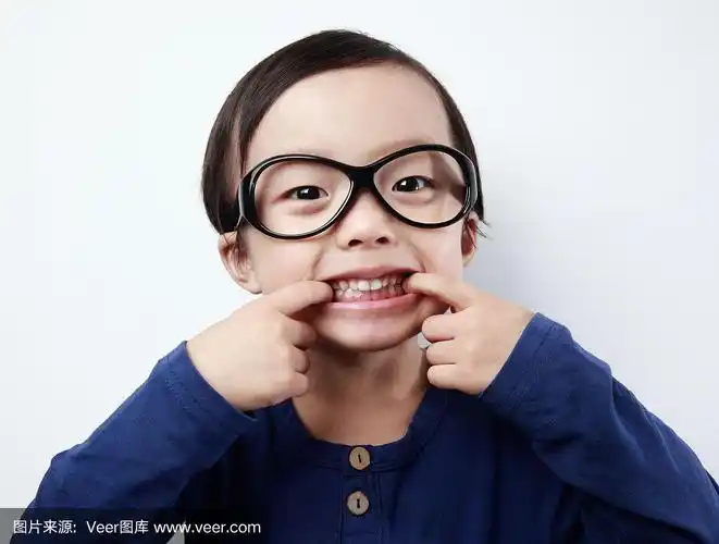 可爱的亚洲孩子做鬼脸