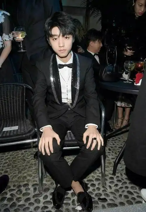 王俊凯与易烊千玺杨洋对比腰,简直是个"腰精"