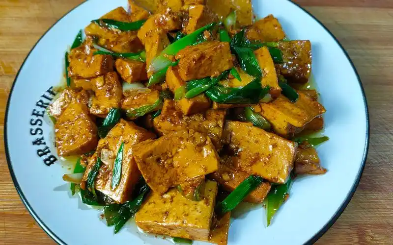 吃了30年葱炒豆腐,这个做法百吃不腻,葱香浓郁,地道的家常菜_哔哩哔哩