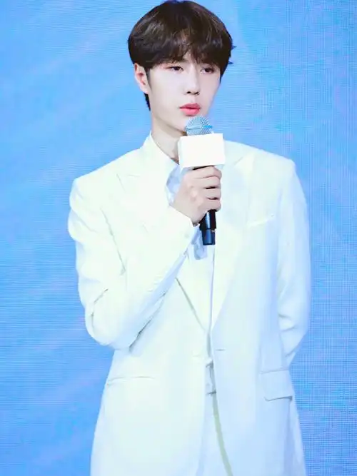 白马王子王一博上线身穿一套白色西装帅出新高度