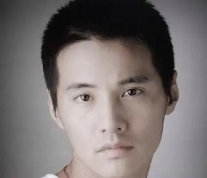 元彬:曾经让很多女生逼着男朋友理同款发型的就是元彬的这个带有点