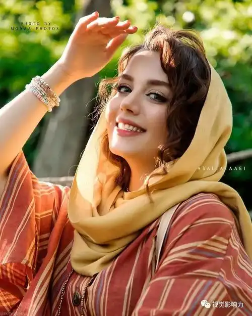 美丽的波斯姑娘如怒放的阳光