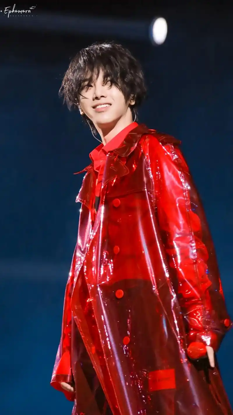 昨日新世界现场饭拍图来了这些华晨宇的耀眼瞬间