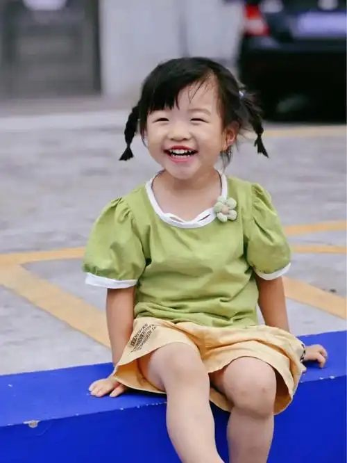她笑9215好开心呀!#小孩的笑容是最治愈的 #晒女儿 #被你 - 抖音