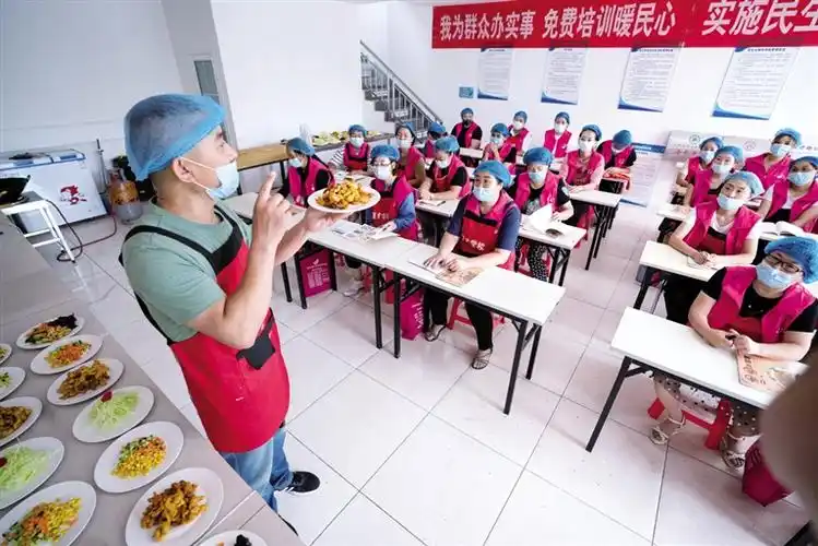 7月28日,在黄骅市设立的一处免费职业技能培训点,老师在给学员讲解
