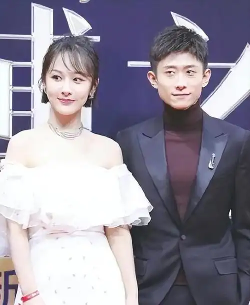 杨紫大学同学大婚,张一山做伴郎,眼镜封印颜值,不抢新郎风头