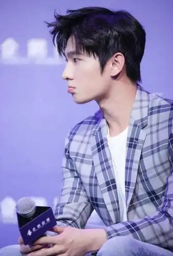 才华与颜值兼备的军艺校草杨洋,穿衣搭配也是分毫不差