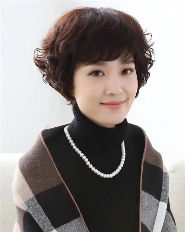 很多女人到了50岁,好像都喜欢留"妈妈头"的发型,这也成为了中年女性圈