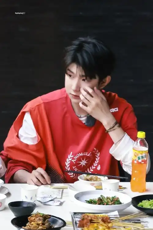 王源超话#王源城市捉迷藏##美年达代言人王源#最佳代言人小嘴巴疯狂