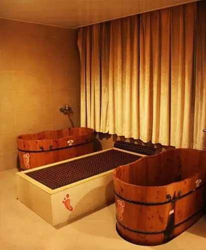 瑶浴是瑶族老百姓的健康养生浴池,由于它有灵气作用,被称作中医药浴的