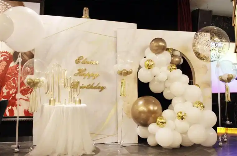 所以我们今天就着这个热潮来欣赏一下婚礼上必不可少的装饰——气球.