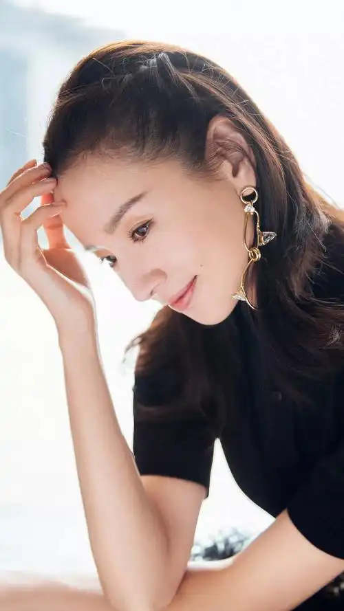 女神董洁肌肤胜雪,一颦一笑尽显迷人风姿