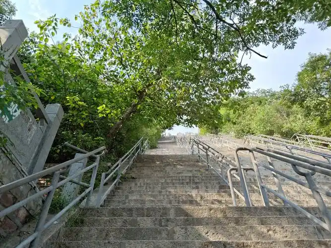 正中午上平顶山山顶公园,不高太陡.