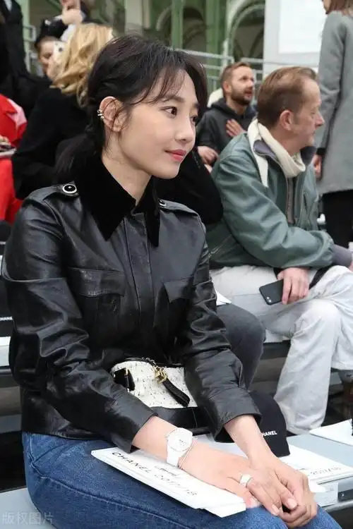 白百何踩高跟鞋穿牛仔裤气场十足