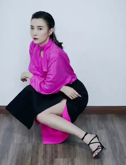 39岁宋佳保持真好衬衫搭牛仔裤飒爽帅气年轻10岁不是问题