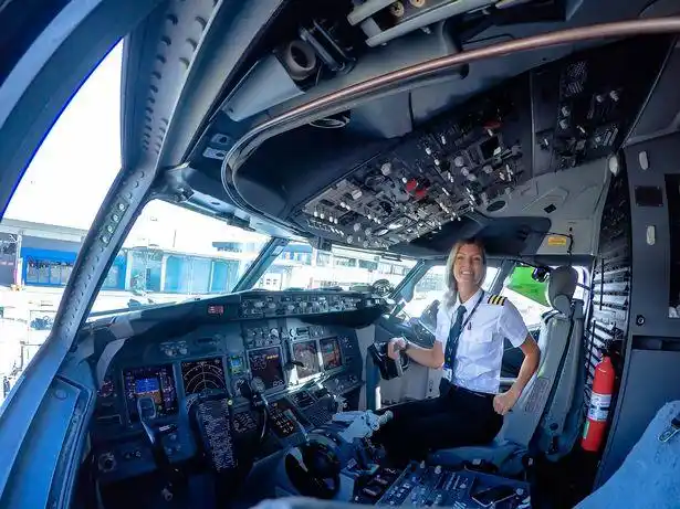 颜好身材棒的美女机长这个网红会开飞机