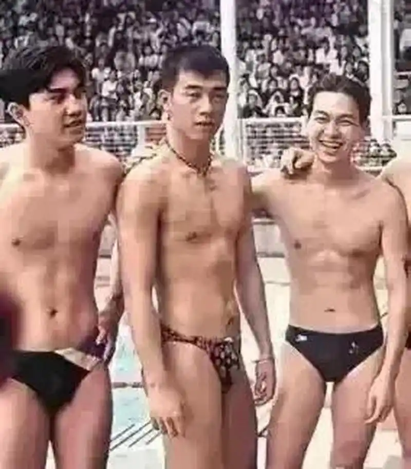 不得不说,陈小春年轻的时候真的是太帅了,难怪应采儿会嫁给他呢!