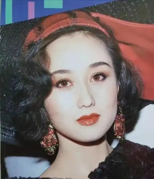 李连杰87岁岳父罕露面!定居内地精神矍铄,头发稀疏长相神似利智