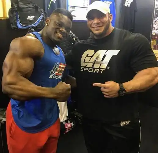 马丁的身高优势让他碾压所有的肌肉男,但是如果只是看肌肉块头的话