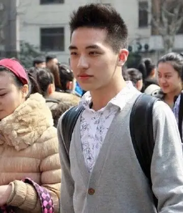 据悉,许魏洲,出生于1994年10月20日,来自上海,早在