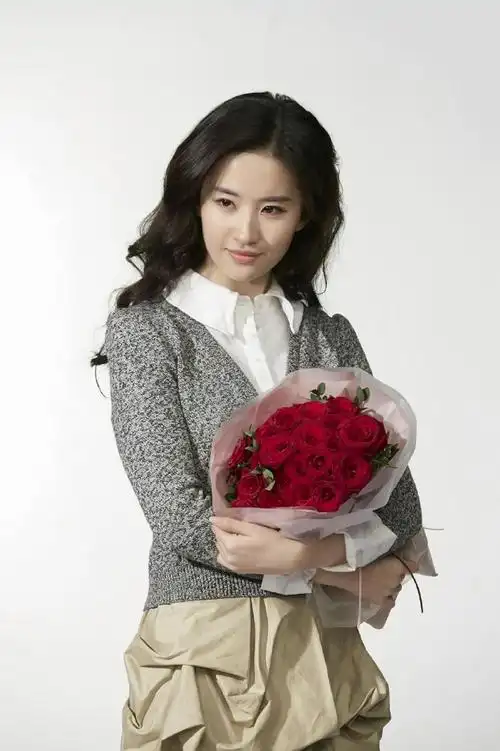 十年前的刘亦菲十年前刘亦菲和韩国明星李敏镐一起拍的锦湖轮胎广告