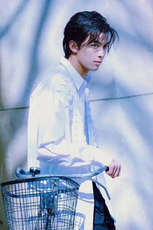 启航当风起时芭莎大片##吴磊白衬衫复古长发